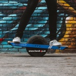 Das original Onewheel Plus elektrische selbstbalancierende Surfboard für Straße und Gelände beim Experten für Elektromobilität im FunShop Wien kaufen testen und probefahren