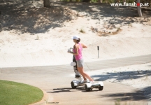Golfboard der neue elektrische Golf Trolley der auch Frauen Spass am Golfplatz macht im FunShop Wien kaufen testen und probefahren