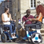 Nino Robotics der neue elektrische selbstbalancierende Rollstuhl der 2 Frauen Spass macht im FunShop Wien kaufen testen und probefahren