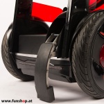 Nino Robotics der neue elektrische selbstbalancierende Rollstuhl in rot und schwarz Standfuss der Spass macht im FunShop Wien kaufen testen und probefahren