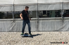 Onewheel des neue elektrische selbstbalancierende Surfboard für Straße und GeländeTestfahrt Schotter im FunShop Wien kaufen testen und probefahren