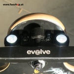 Shred Lights Fronlicht weiss mit Akku für Evolve Longboards montiert und aktiv beim Experten für Elektromobilität im FunShop Wien kaufen