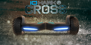 Original IO Hawk Cross in schwarz blau bei Regen für den Outdoor Einsatz beim Hoverboard Experten FunShop Wien kaufen