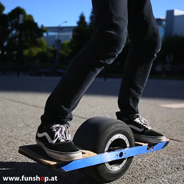 Das Onewheel des neue elektrische selbstbalancierende Surfboard für die Straße und Gelände das einem Mann Spass Seite macht im FunShop Wien kaufen testen und probefahren