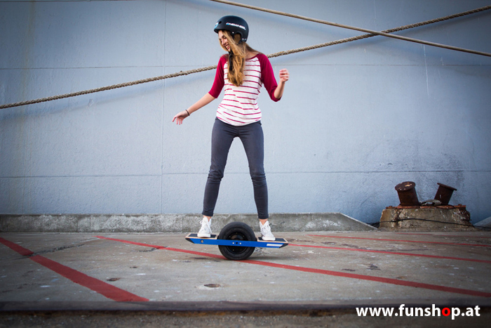 Das Onewheel des neue elektrische selbstbalancierende Surfboard für die Straße und Gelände das einem Mädchen Spass macht im FunShop Wien kaufen testen und probefahren