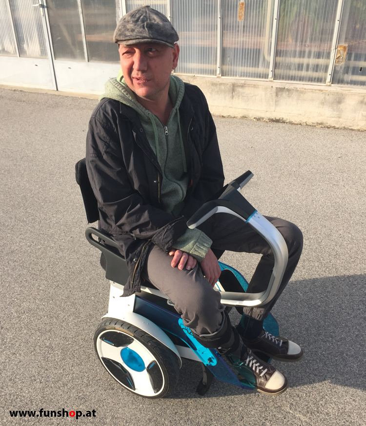 Elektrischer Rollstuhl Nino mit Segwaytechnik Testfahrt Kunde mit CIDP beim Experten für Elektromobilität im FunShop Wien testen und kaufen
