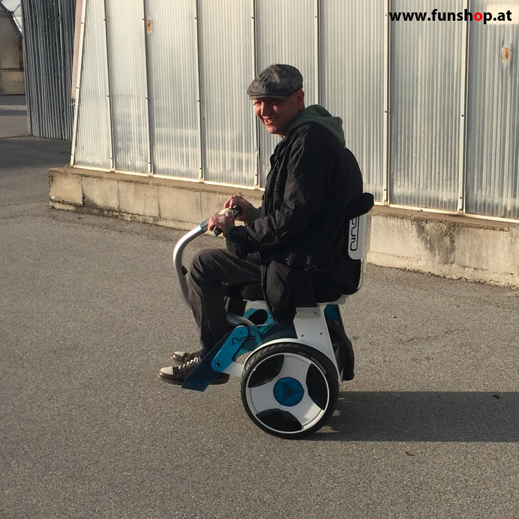 Elektrischer Rollstuhl Nino von Nino Robotics Test Kunde mit CIDP beim Experten für Elektromobilität im FunShop Wien testen und kaufen