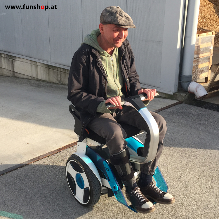 Elektrischer Rollstuhl Nino von Nino Robotics Testfahrt mit einem Lächeln Kunde mit CIDP beim Experten für Elektromobilität im FunShop Wien testen und kaufen