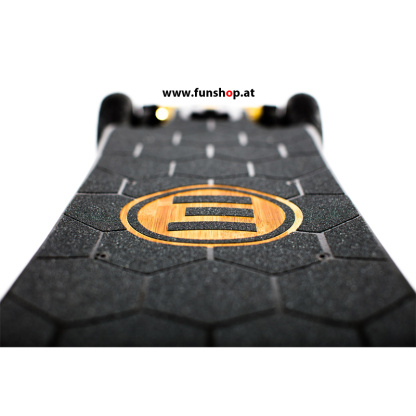 Evolve Bamboo GTX All-Terrain Longboard elektrisches Skateboard Deck beim Experten für Elektromobilität im FunShop Wien testen und kaufen