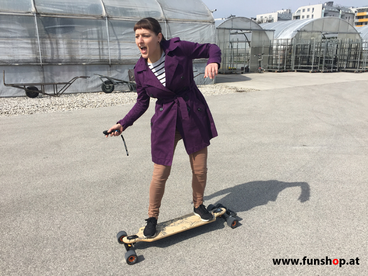 Evolve GT Bamboo Carbon Street elektrisches Longboard Skateboard mit begeisterter Fahrerin beim Experten für Elektromobilität im FunShop Wien Österreich kaufen und testen