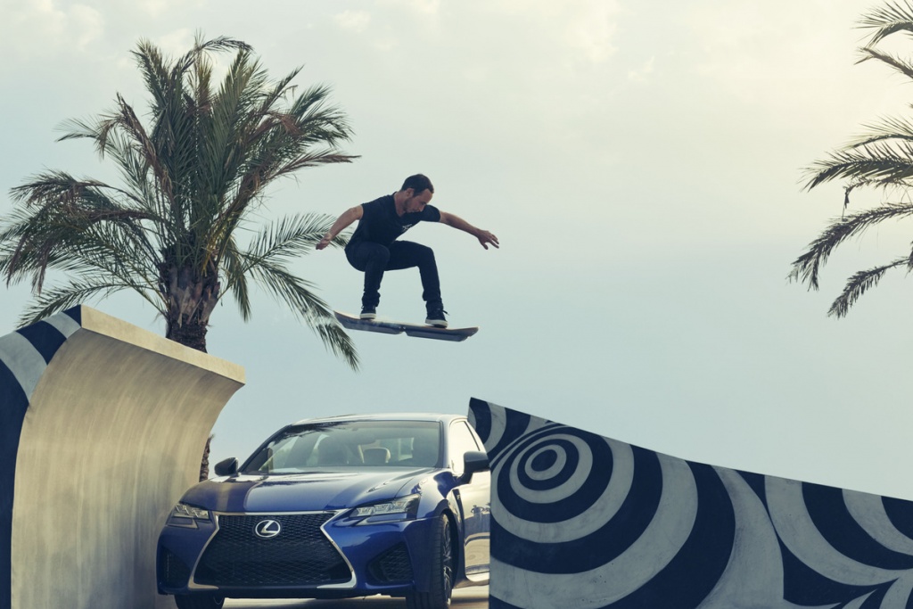 Lexus Hoverboard Sprung über Auto im FunShop kaufen