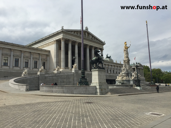 Mit dem elektrischen Einrad Kingsong KS14 in Wien rund um den Ring am Parlament vorbei