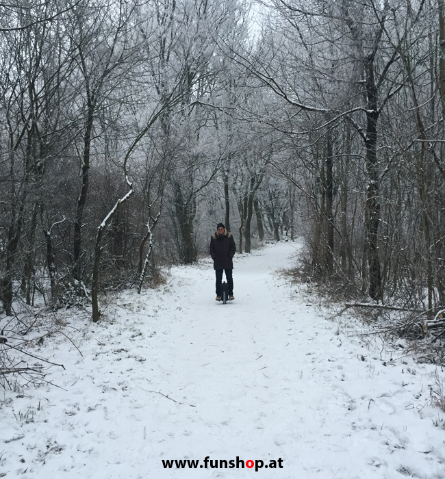 Mit einem elektrischen Einrad Unicycle E-Wheel von GotWay Kingsong Firewheel Ninebot bei Schnee durch den Wienerwald und im FunShop Wien testen kaufen und probefahren