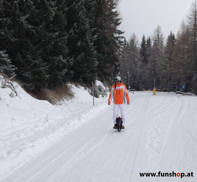 Mit einem elektrischen Einrad Unicycle E-Wheel von GotWay Kingsong Firewheel Ninebot im Winter bei Schnee in Schladming auf die Planai und im FunShop Wien testen, kaufen und probefahren