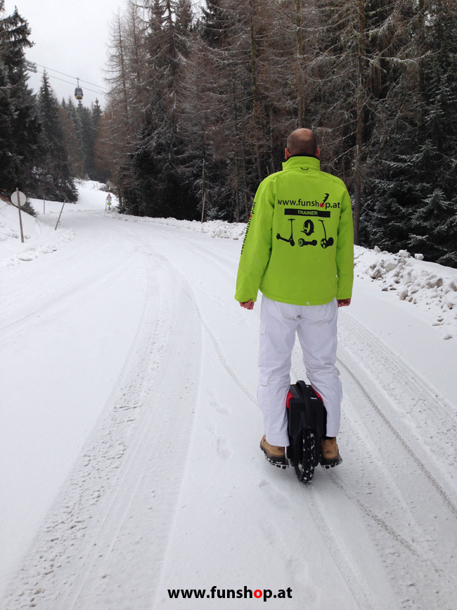 Mit einem elektrischen Einrad Unicycle E-Wheel von GotWay Kingsong Firewheel Ninebot im Winter bei Schnee in Schladming in der Steierkark und im FunShop Wien testen kaufen und probefahren