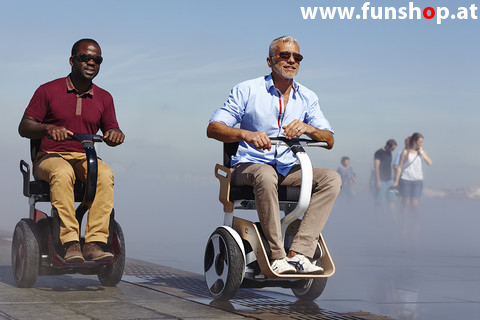 Nino Robotics der neue elektrische selbstbalancierende Rollstuhl der 2 Männern Spass macht im FunShop Wien kaufen testen und probefahren
