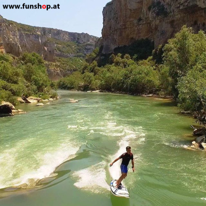 Onean elektrisches Jetboard und Surfboard Carver am Fluss bergauf beim Experten für Elektromobilität im FunShop Wien kaufen