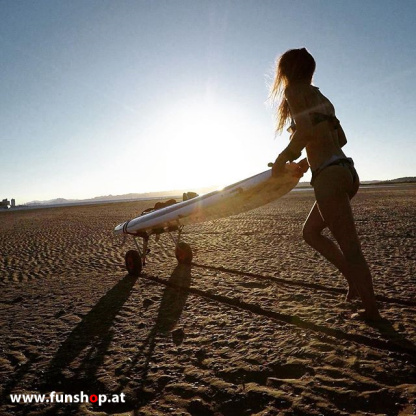 Onean elektrisches Jetboard und Surfboard Carver mit Girl im Sand beim Experten für Elektromobilität im FunShop Wien kaufen