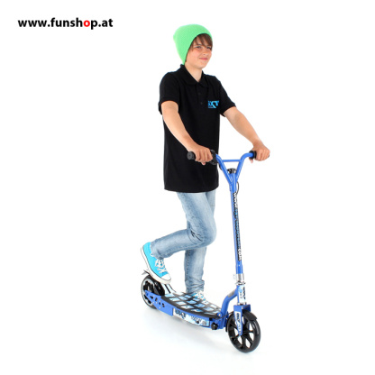 SXT100 elektrischer Kinderscooter in blau mit Junge von vorne im FunShop Wien kaufen testen und probefahren