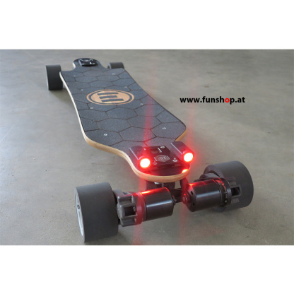 Shred Lights Rücklicht rot mit Akku für Evolve Longboards montiert und aktiv beim Experten für Elektromobilität im FunShop Wien kaufen