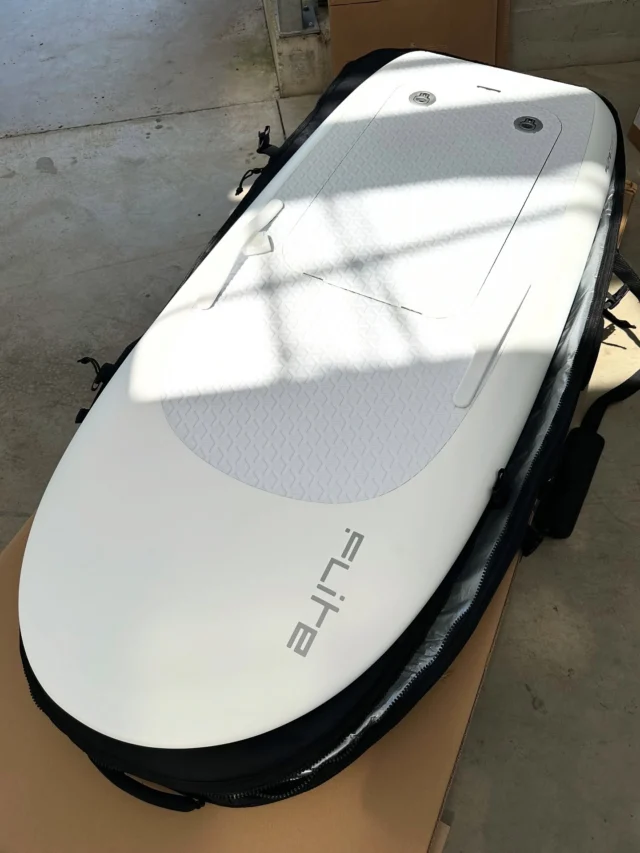Isn‘t that a beauty? The new Fliteboard Series 5 in white with the new Flite Jet 2.

#fliteboard #fliteboards #surffoiling  #surffoil #foilsurfing #foilsurf #loyaltothefoil #electricsurfboard #hydrofoil #hydrofoiling #jetboard #jetboarding #jetboards #takeflite #electricdreams #oceanfriendly #fliteboarding #efoil #efoiling #emobility #funsports #yachttoys #yachttoy #liftfoils #takumaconcept #efoils #efoilboard #surf #surfing #foilverein